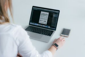 girl chosing font